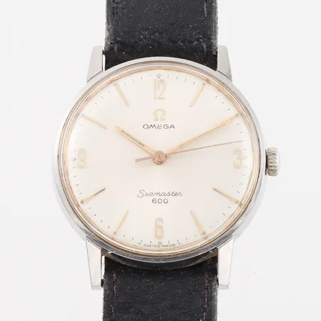 Herrur Omega Seamaster 600, diameter ca 34.2 mm, någon repa,tickar igång men ej funktionstestad.