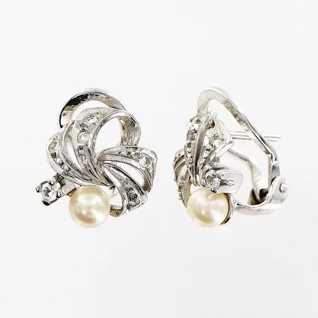 Ett par örhängen, 16x14mm, vita stenar, imiterad pärla, stift med clipslås, silver 925/1000. Vikt: 4,8 g