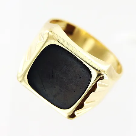Klackring, svart sten, stl 19, bredd 4,5-14mm, 14K.  Vikt: 6,8 g