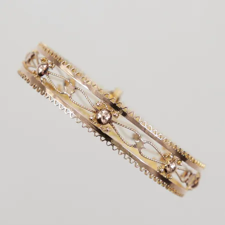 Armband öppningsbar, genombruten dekor, inre bredd ca 60mm, bredd ca 11,2mm, något skev, 14K Vikt: 11,3 g