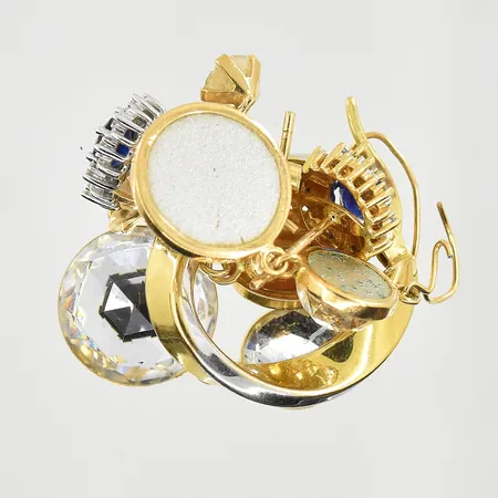 Diverse defekt guld med stenar, 18K. bttovikt 8,7g Vikt: 8,7 g