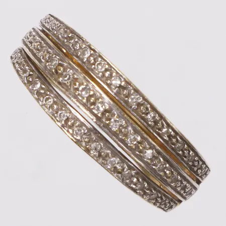 Ring, diamanter totalt 0,15ct enligt gravyr, stl 18, bredd 3,2-7,2mm, GHA, 18K Vikt: 4,2 g