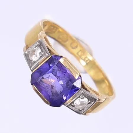 Ring med lila sten samt vita stenar, stl 18½, bredd 3-9mm, gravyr, 20K Bruttovikt: 5,1g Vikt: 5,1 g