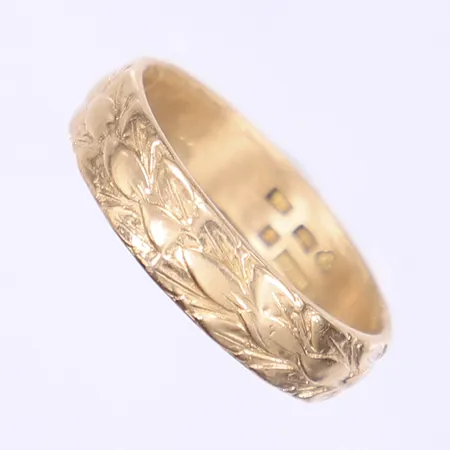 Ring med mönstrad dekor, stl 20¼, bredd 6mm, 18K  Vikt: 7,1 g