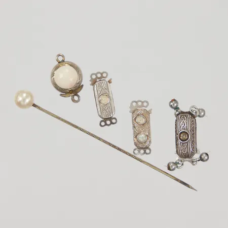 4 Lås till pärlcollier stenar saknas/slitage + Nål med pärla, Silver 835/1000 bruttovikt 5,1g