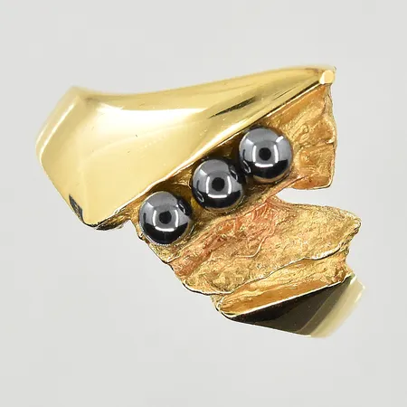 Ring med 3 hematitkulor, stl 18½, bredd 3-15 mm, 18K. Vikt: 8,3 g