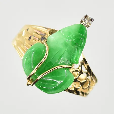 Ring med grön sten samt vit sten, stl 17, bredd 2-17 mm, 18K. Vikt: 3 g