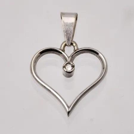 Hänge i 18K vitguld, Hjärta, mått 12,2x16,6mm, 1st vit sten, vikt 0,91g.