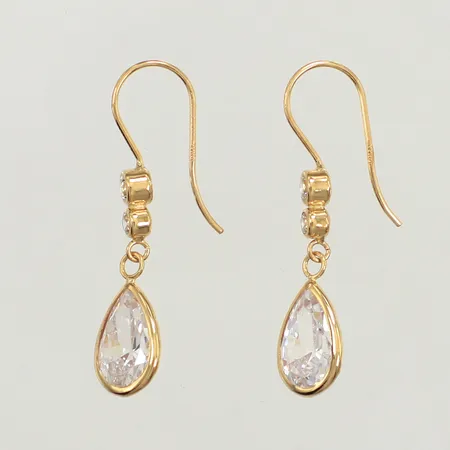 Ett par örhängen, vita stenar, längd 30mm, bredd 7,6mm, GHA, 18K Vikt: 2,3 g