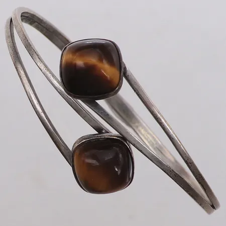 Armring med tigeröga, innermått ca Ø59mm, bredd 3,2-13,6mm, Janson Guldvaru Ab Victor, år 1964, öppen modell, silver 830/1000 Vikt: 14,8 g