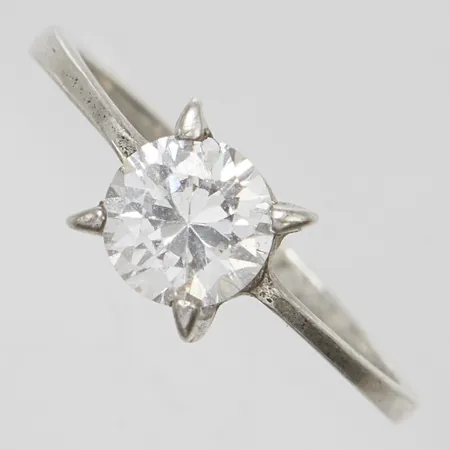 Ring, vit sten, stl 16¾, bredd 1,5-5,8mm, 925/1000 silver Vikt: 1,2 g