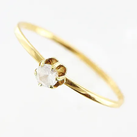 Ring, vit sten, stl 17¼, bredd 1-4mm, skev, 18K.  Vikt: 0,7 g