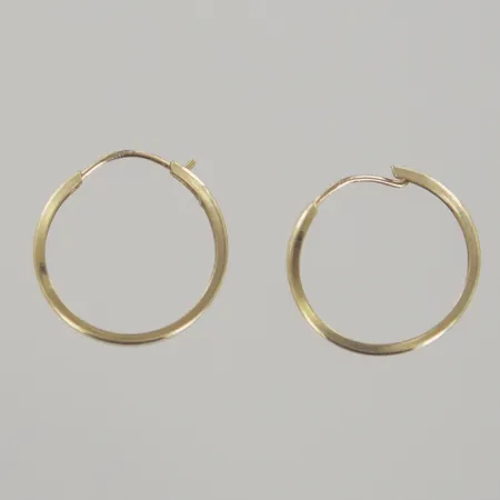Ett par örhängen, diam 1,3 cm, bredd 1,8 mm, 18K Vikt: 0,5 g
