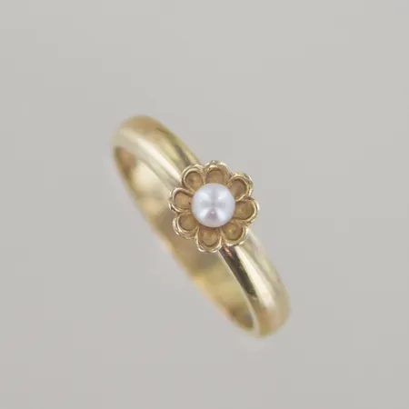Ring med pärla, Ø 17½ mm, bredd 6,9 mm, graverad, 18K  Vikt: 3,5 g