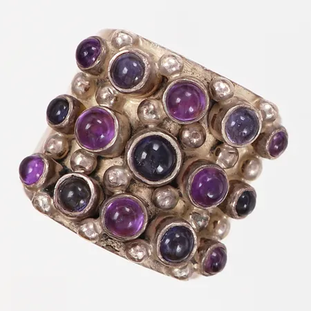 Ring Kumkum med ametister, stl 17½, bredd: 14-20mm, silver 925/1000 Vikt: 20,8 g