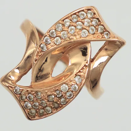 Ring med vita stenar, stl 19, bredd 23,8mm, 14K Vikt: 4,7 g