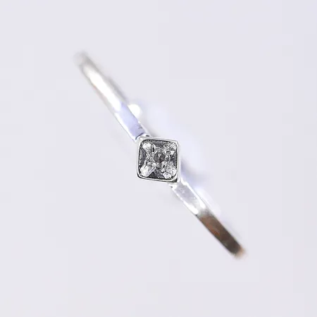 Ring, stl 15¾, bredd 1 mm, vitguld, 18K. Vikt: 1,2 g