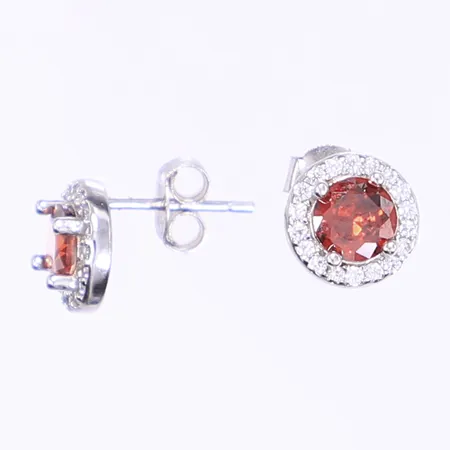 Ett par örhängen med röda samt vita stenar, 13x8mm, skeva stift, Silver 925/1000 Vikt: 1,5 g