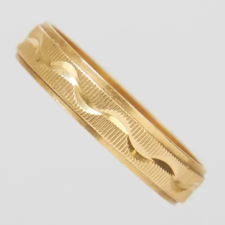 Ring mönsterdekor, stl 17, bredd 4mm, skev, 18K Vikt: 2,3 g