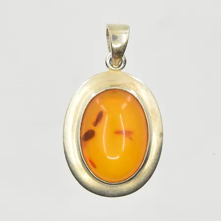 Hänge med bärnsten, längd 32 mm, bredd 19 mm, 925/1000 silver. Vikt: 4,4 g