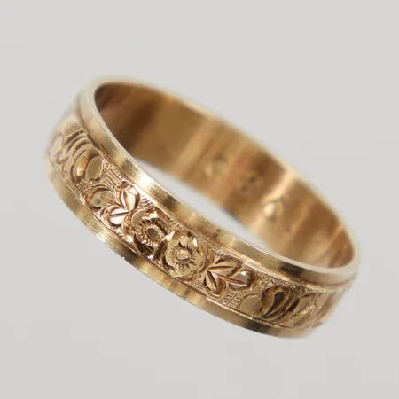 Ring, stl 20¼, bredd 5,6mm, blomdekor, gravyr, 14K, Vikt: 4,5 g