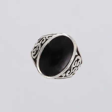 Ring med onyx, stl 19½, bredd ca 4-21mm, sten repig, 925/1000 silver  Vikt: 12,4 g