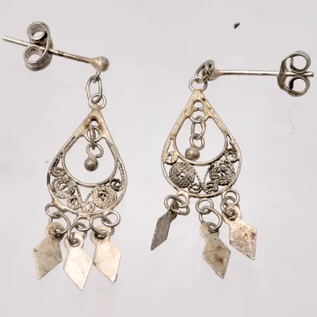 1par örhängen i silver, Filegran, mått 9,8x34,4mm, 925/1000, en snurrebuss ej silver, vikt 1,4g.