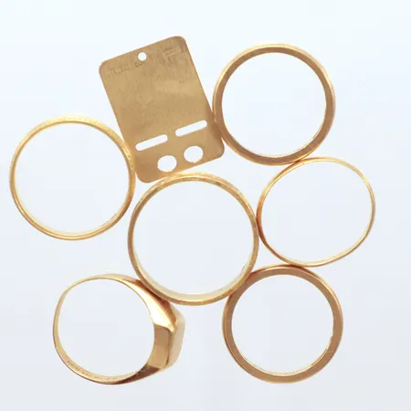 6 ringar varav klackringen defekt, 1 namnbricka, 18k Vikt: 28 g