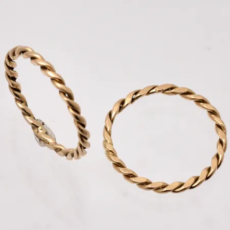 2st ringar i 18K guld, stl 17, bredd 3,2mm tillsammans, vikt 3,18g.