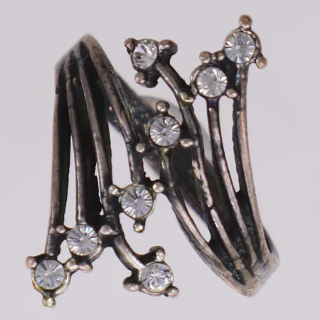 Ring med vita stenar, stl 16¾, bredd 2,7-21,6mm, silver 925/1000 Vikt: 2,4 g