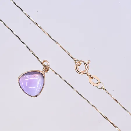 Kedja Venezia med hänge lila sten, längd på kedja 42,5 cm och bredd 0,8 mm, längd på hänget 15 mm och bredd 10 mm, 18K. Vikt: 2 g