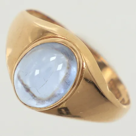 Ring, cabochonslipad blå sten, stl 18¾, defekt skena, Hallberg Guldvarufabrik Hovjuv Cu , år 1962, 18K  Vikt: 2,8 g