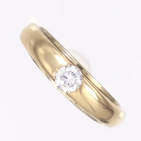 Ring med vit sten, stl 17, bredd 2,5mm, 14K Vikt: 4,5 g