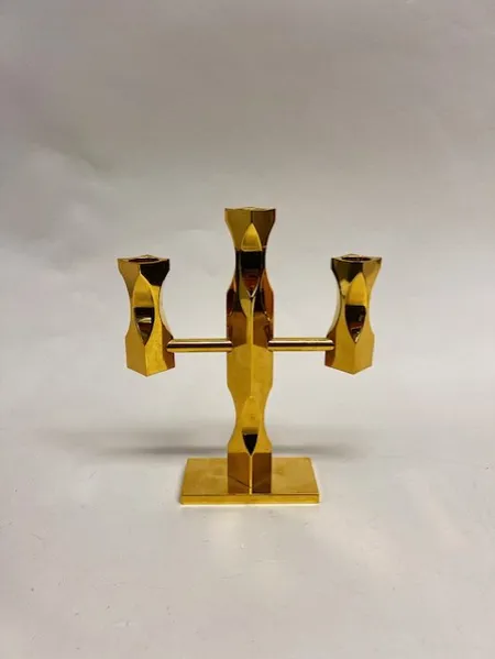 Kandelaber, Lars Åkesson, Vallonmässing, höjd 20,5cm, bredd 14cm, mässing, år 1986 Skickas med postpaket.