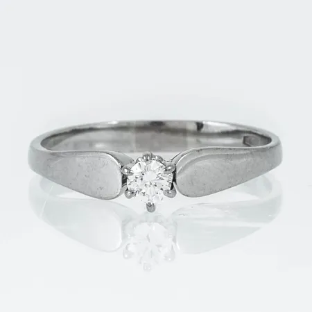 Ring i 18K vitguld med 1 x 0,13ct (Tw/vs) briljantslipad diamant. Den är i storlek 17, är 2,5 - 4,3 mm bred och väger 2,6g. Stenstorlek och kvalitet 0,13ct Tw/vs ingraverad. Stämplad 750 & svensk importstämpel.