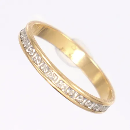 Ring, mönstrad dekor, tvåfärgad, stl 18, bredd 3mm, gravyr, 18K  Vikt: 2,3 g