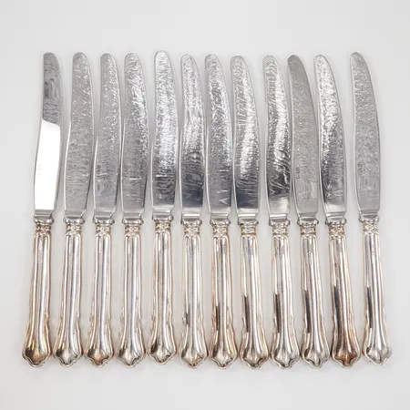 12 Knivar, modell Chippendale, längd 203mm, blad i stål, repiga, GAB Silver 830/1000 bruttovikt 838,3g