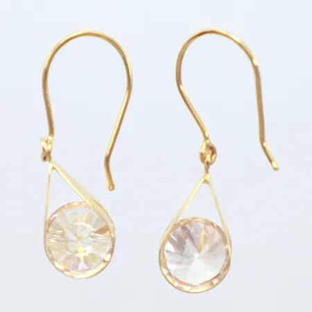 Ett par örhängen, vita stenar  längd 2,5cm, 18k Vikt: 1,9 g