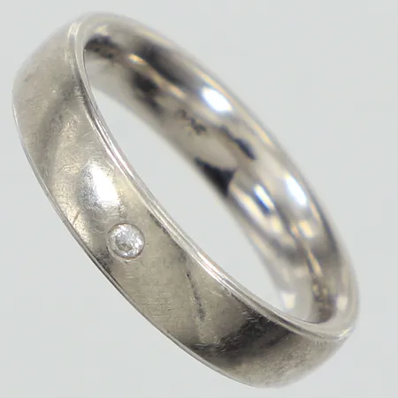 Ring med vit sten, stl 17¼, bredd 11mm, bucklig, 925/1000 silver Vikt: 4,7 g
