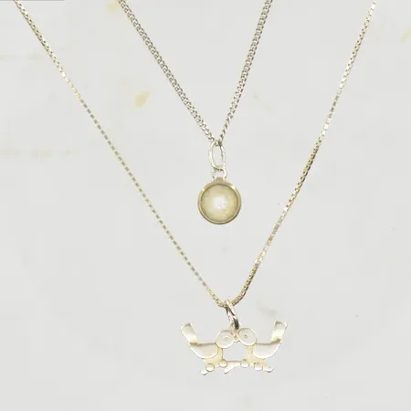 2 kedjor, 1 hänge med vit sten, 1 hänge med 2 fåglar, längd 38-50½ cm, bredd 1 mm, silver. Vikt: 6,8 g