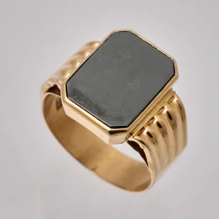 Klackring i 18K guld, stl 20, bredd 5,8-16,4mm, 1st Hematit, mått 11,2x15,2mm, bruttovikt 7,65g, ca nettovikt 6,65g. 