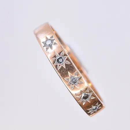 Ring med vita stenar, stl 17¾, bredd 3 mm, graverad, 18K. Vikt: 2,6 g