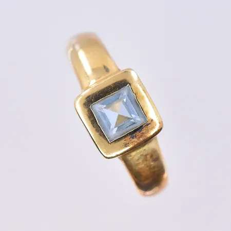 Ring med blå sten, stl 18¼, bredd 3-8 mm, 18K. Vikt: 3,5 g