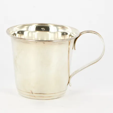 Mugg med handtag, 55mm, Ø60mm, namngravyr i botten, silver 830/1000 Vikt: 42,3 g