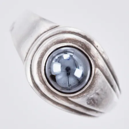 Ring med svart sten, stl: 16¾, bredd: ca 3-12mm, 835/1000, silver Vikt: 4 g