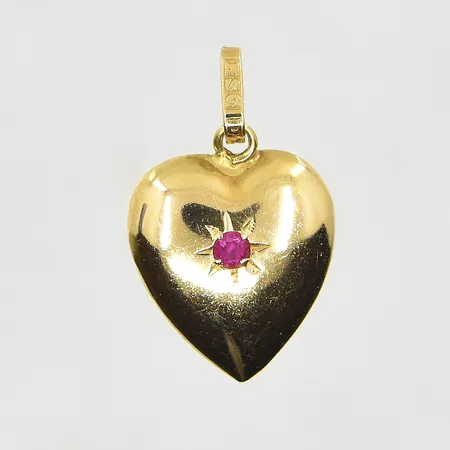 Hänge hjärta med röd sten, längd 18 mm, bredd 12 mm, ojämn ögla, 18K. Vikt: 0,9 g