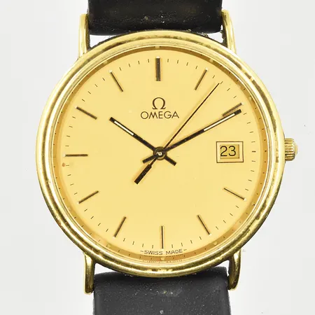 Herrur Omega, boett 34 mm, quartz, datum, boettnr 196750, serienr 53024842, ETA 255.411, cal 1430, fungerade vid testtillfället, graverad bakboett, slitet/defekt läderband, något lös bakboett, bruttovikt 28,9g, 18K.