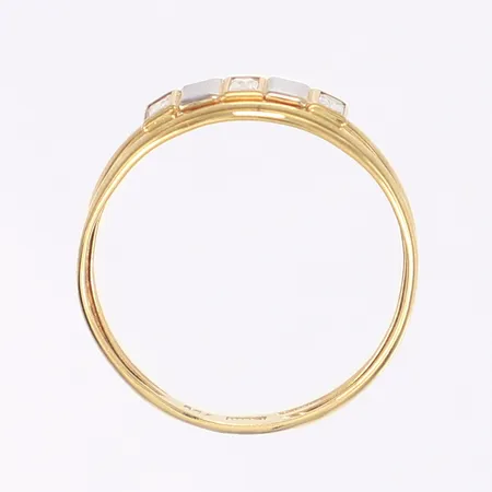 Ring med vita stenar, stl 16¾, bredd 3-8mm, vitguldsdetaljer, 18K  Vikt: 1 g