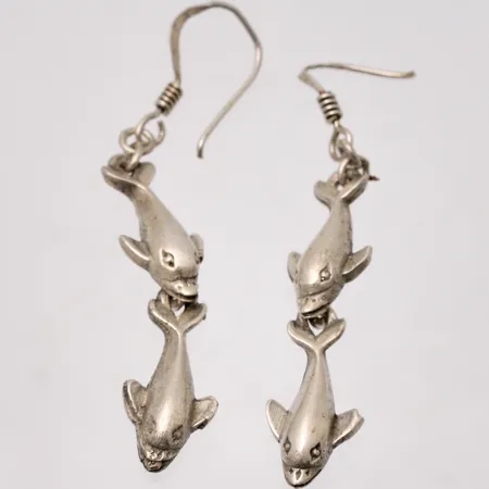  1par örhängen i silver, Delfiner, mått 7,7-50mm, 925/1000, en krock är av, vikt 3,94g.