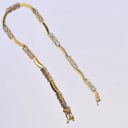 Armband med vita stenar, längd 17,5 cm, bredd 4 mm, förgyllt, silver 925/1000. Vikt: 9,3 g